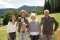 MF_02330-1 Familie Fend auf der Panorama-Plattform vorm Hotel.